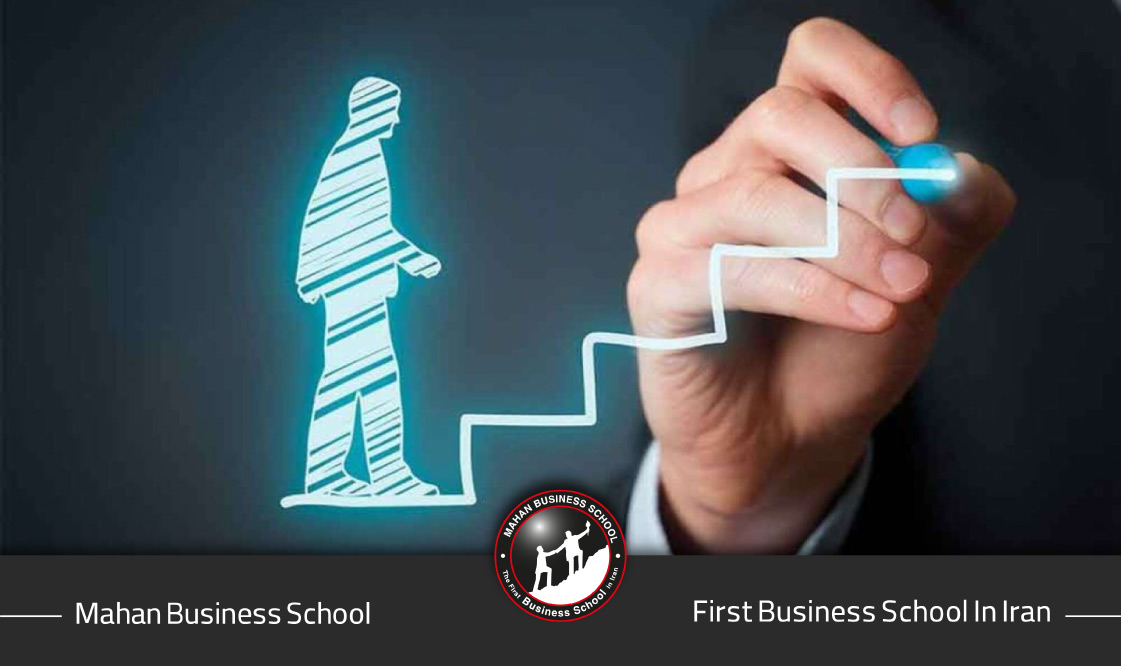 خودشناسی نقطه آغاز رشد مهارتهای فردی مدیران است؛ زیرا تا زمانی که مدیر به الگوهای فکری، واکنشهای هیجانی و نقاط قوت و ضعف خود آگاه نباشد، توسعه مهارتها سطحی و ناپایدار باقی میماند. شناخت عمیق خود، مسیر یادگیری را هدفمند و اثربخش میکند.