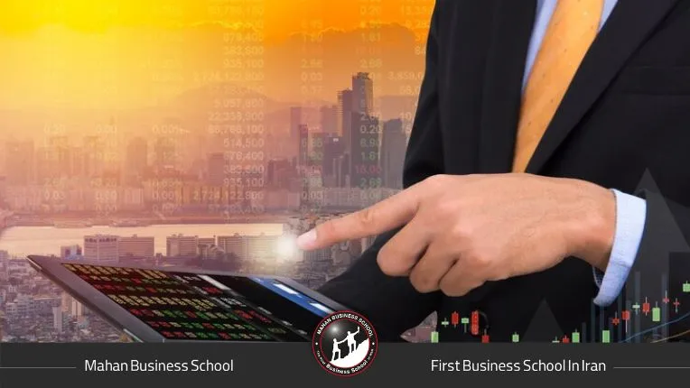 کلاسی حرفه‌ای با حضور اساتید باتجربه، فضای آموزشی مدرن و دانشجویانی مشغول کار با داده‌های واقعی بازار.