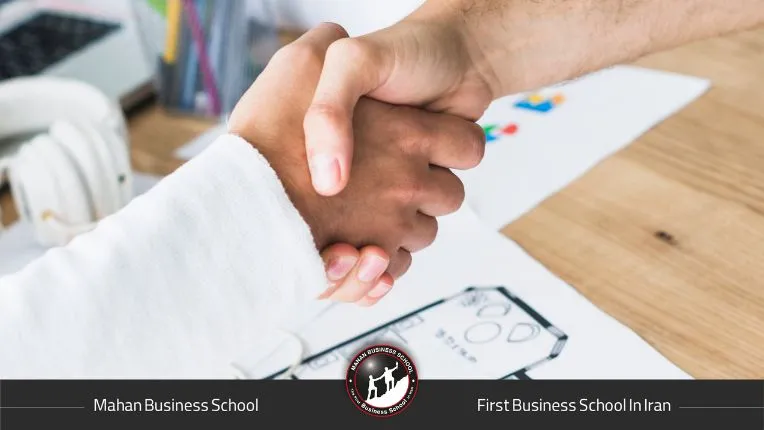 تصویر بیانگر فرآیند برقراری ارتباط بین برند و مشتری است؛ ارتباطی که باعث افزایش اعتماد، رضایت و ماندگاری مشتری میشود.