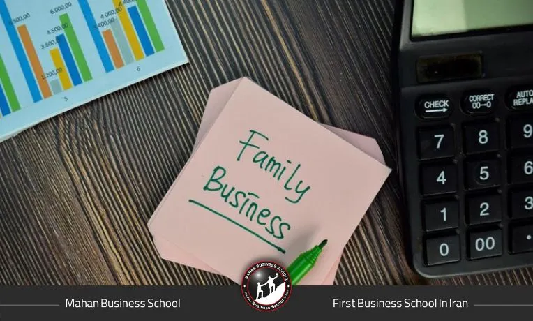 نوشته Family Business روی دفترچه یادداشت در محیط کاری