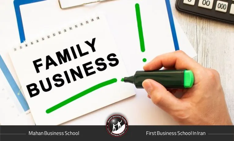 اعضای خانواده در محیط خانه در حال کار و برنامه‌ریزی کسب‌وکار خانوادگی