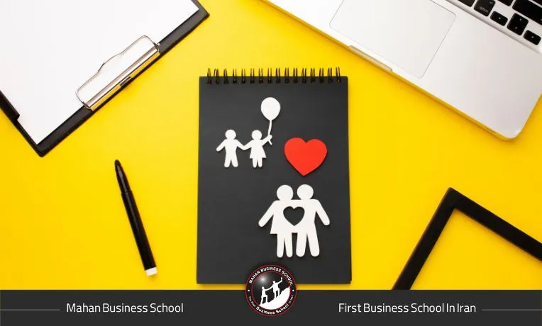 یادداشت عنوان کسب‌وکار خانوادگی روی دفترچه با ماژیک سبز