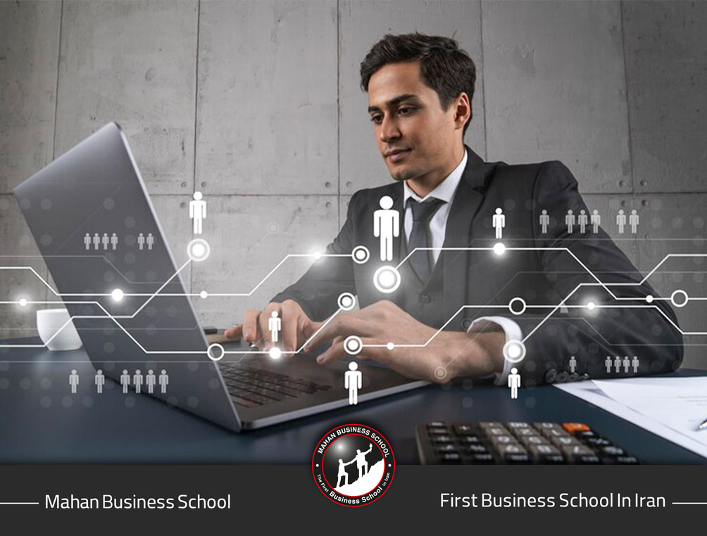 نرمافزار جامع منابع انسانی معمولاً از چندین ماژول تشکیل شده که تمام چرخه عمر کارکنان را از ورود، ارزیابی و خروج پوشش میدهد. چنین نرمافزارهایی به مدیران منابع انسانی کمک میکنند