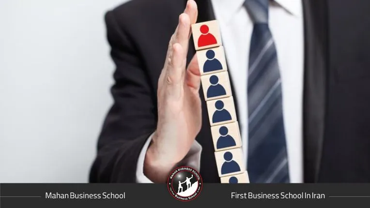 چالشهای جذب نیروی منابع انسانی شامل مشکلاتی نظیر کمبود نیروی متخصص، رقابت برای جذب استعدادها، فرآیندهای پیچیده استخدام و مسائل فرهنگی است. این چالشها ممکن است مانع از جذب بهترین نیروها برای سازمانها شود.