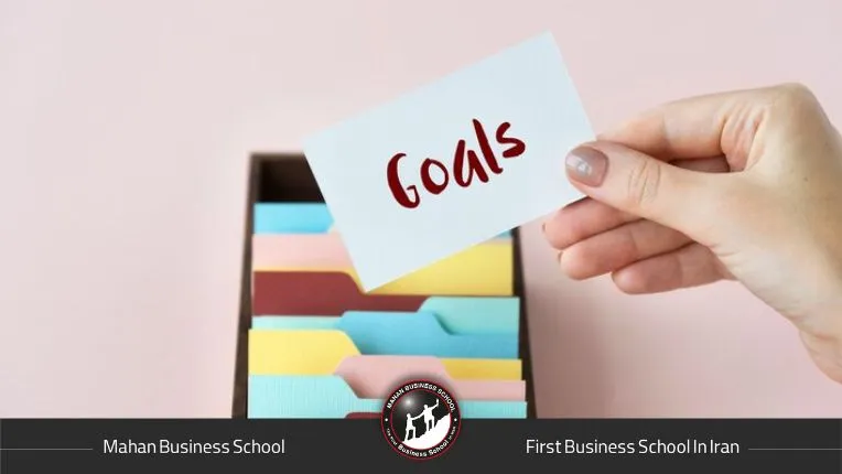 فردی که در حال بررسی اهداف نامشخص یا غیرواقع‌بینانه است و نشانه‌های خطا در اطراف آن نمایش داده شده.