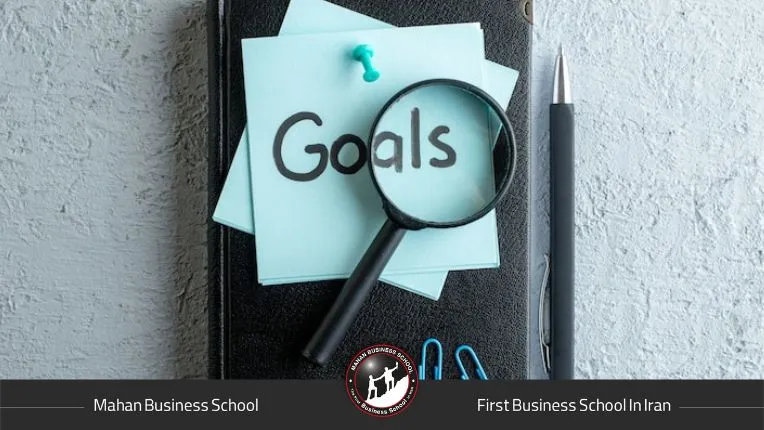 برنامه‌ریزی روی یک دفترچه، با چک‌لیستی که معیارهای SMART در آن تیک خورده است.