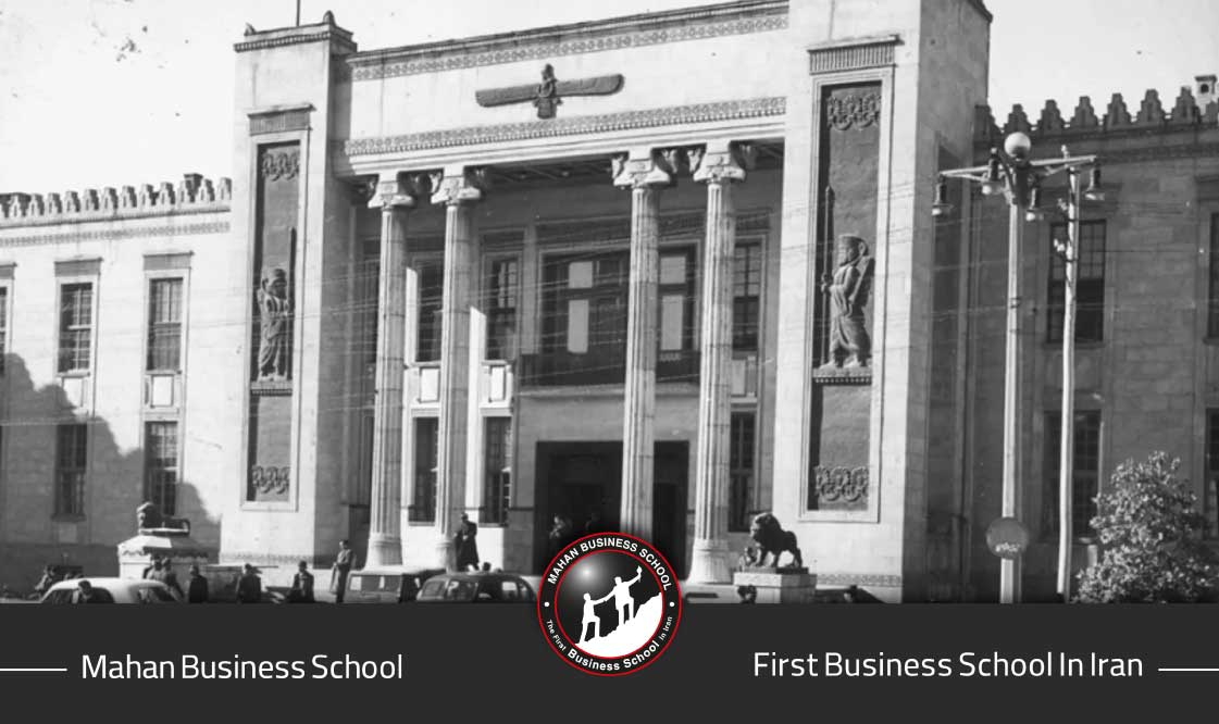 واژه «بانک» از کلمه ایتالیایی Branco گرفته شده است که به میز یا نیمکتی اشاره داشت که صرافان در بازارهای ایتالیا روی آن معاملات مالی انجام میدادند. این واژه بعدها به مفهوم نهاد مالی گسترش یافت.