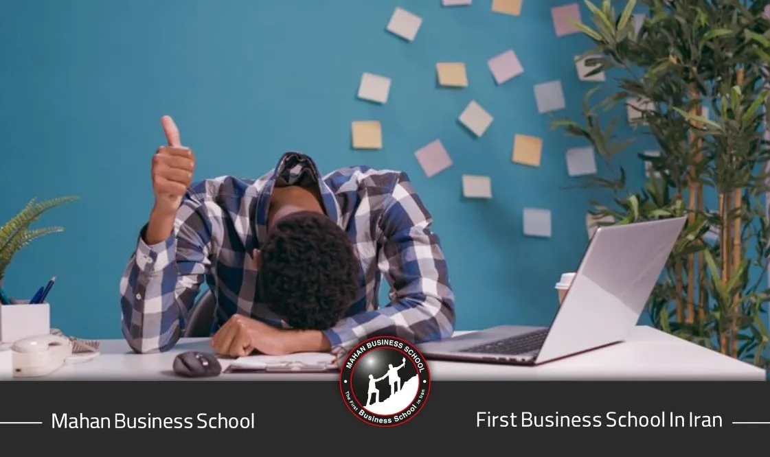 این تصویر مفهوم بیکاری پنهان را در محیطهای کاری نشان میدهد؛ جایی که کارکنان با وجود حضور در سازمان، نقش مؤثری در بهرهوری ندارند. مدرسه عالی کسبوکار ماهان در دورههای مدیریتی و MBA خود، این چالش مهم را بهصورت علمی و کاربردی بررسی میکند تا مدیران آینده بتوانند با شناخت دقیق بیکاری پنهان، عملکرد تیمها را بهینه کرده و بهرهوری سازمانی را افزایش دهند.