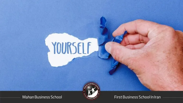 فردی که با تمرین، مطالعه و مهارت‌آموزی در حال افزایش اعتماد به نفس است.