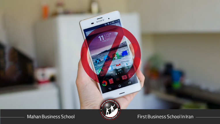 یک تصویر از یک صفحه کامپیوتر که نمودارهای اقتصادی، آمار و ارقام را نشان میدهد. یا تصویر یک مغز در حال تجزیه و تحلیل اطلاعات.