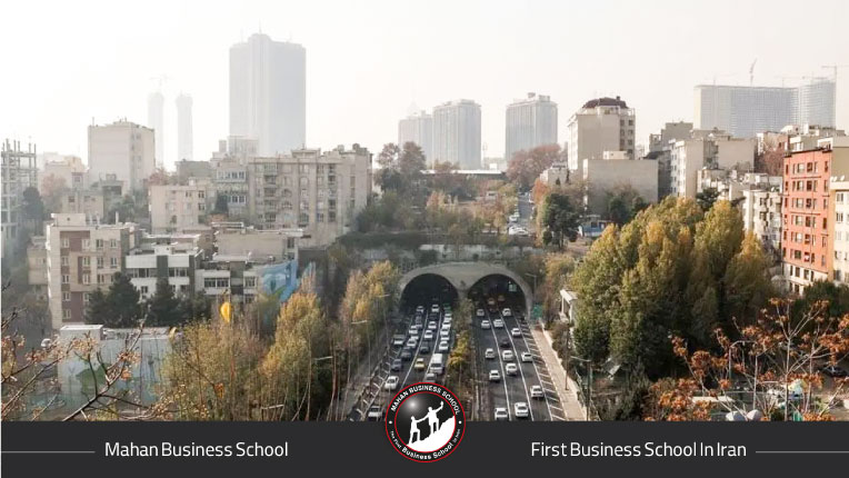 این سناریو فرض میکند که اصلاحات اساسی انجام نمیشود و وضعیت فعلی ادامه مییابد. رشد اقتصادی کم، تورم بالا، و مشکلات ساختاری پابرجا میمانند.