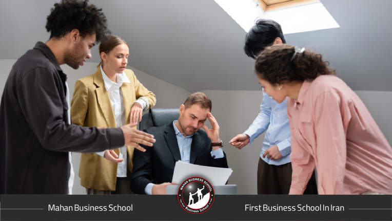 اعتماد در تیم حرفهای یعنی:
«کار تو را کنترل نمیکنم، اما نتیجهات برایم مهم است.»
نه رفاقت افراطی، نه کنترل وسواسی.