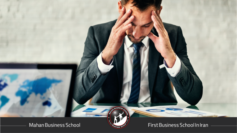 نمایی از تولید محتوا: ضبط ویدیو ساده، نوشتن محتوا، یا تحلیل داده روی لپتاپ.