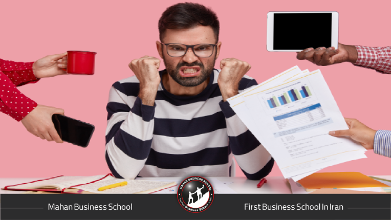 جلسه کوچک یا تماس یکبهیک با مشتری، فضای حرفهای و آرام.