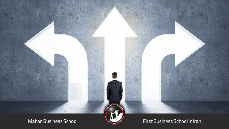 جلسه اضطراری هیئتمدیره، افراد دور میز با چهرههای نگران، موبایل روی میز، نمودار قرمز یا فضای پرتنش. زمان محدود و فشار تصمیمگیری حس شود.