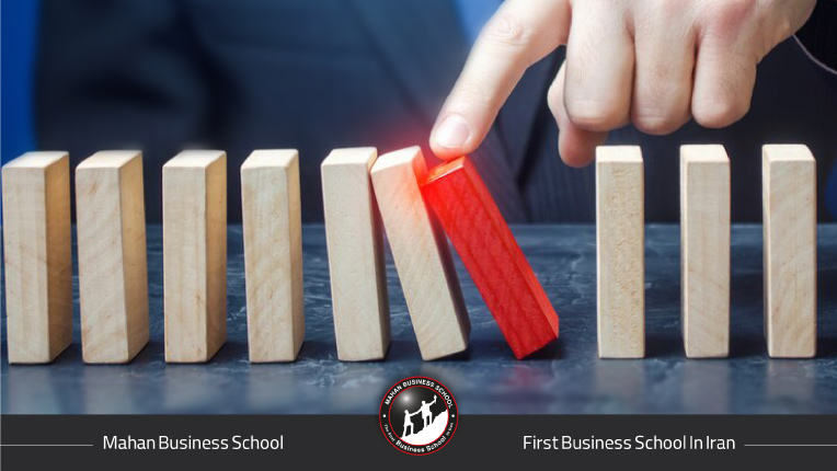 مدیری که به نمودارها یا گزارشها نگاه میکند اما پشت سر او نشانهای از بحران دیده میشود (آتش، شکاف، موج، یا آشفتگی). تضاد بین «گزارش» و «واقعیت».